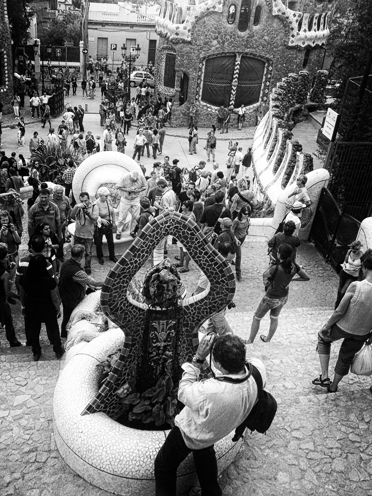 Photographer statue parc guell barcelona, spain